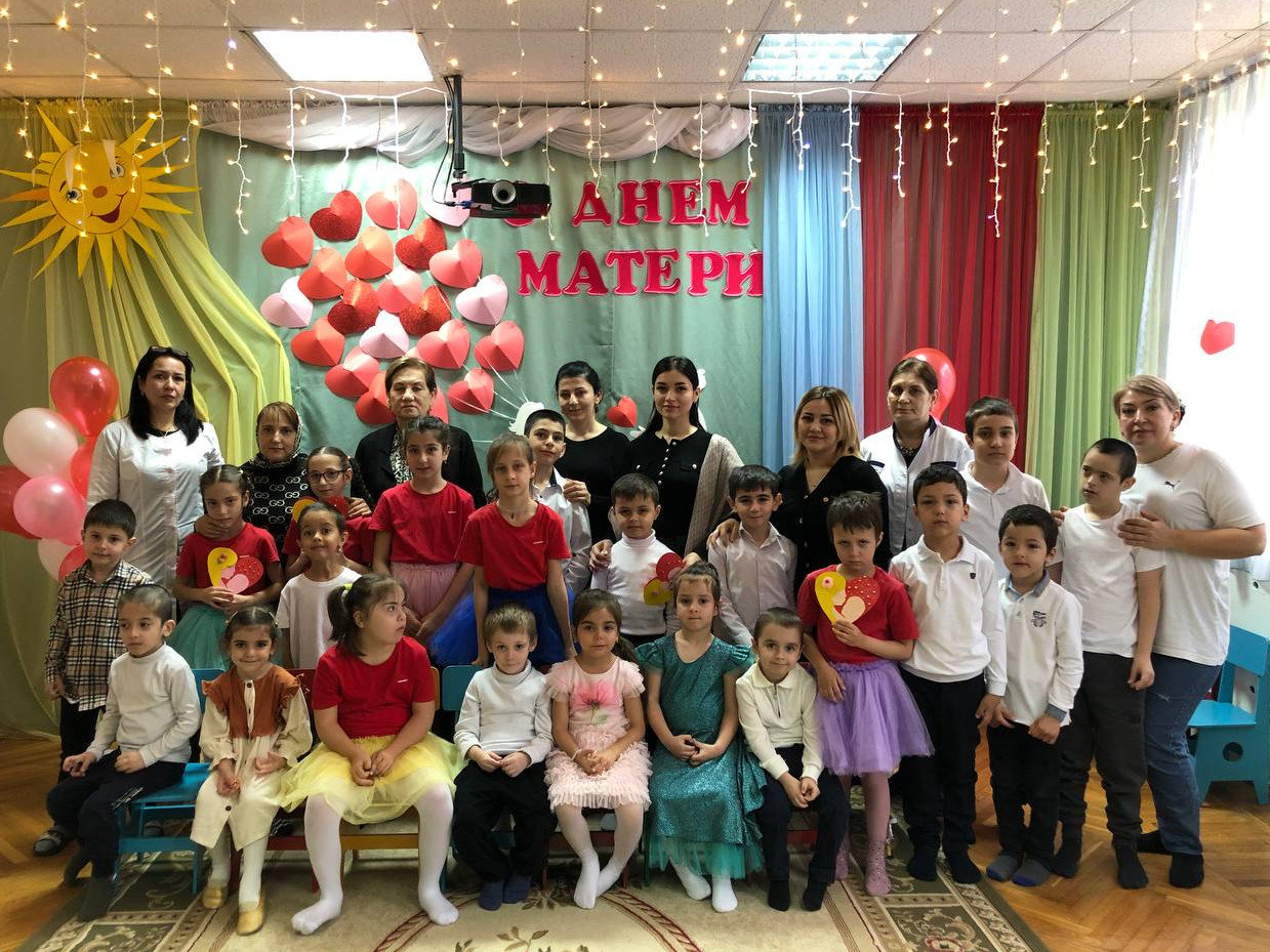 Слово МАМА - дорогое! Ею нужно дорожить, Её лаской и заботой, легче нам на свете жить. Слово МАМА - это нежность, это ласка, доброта. Мама - это безмятежность, Это радость, красота!